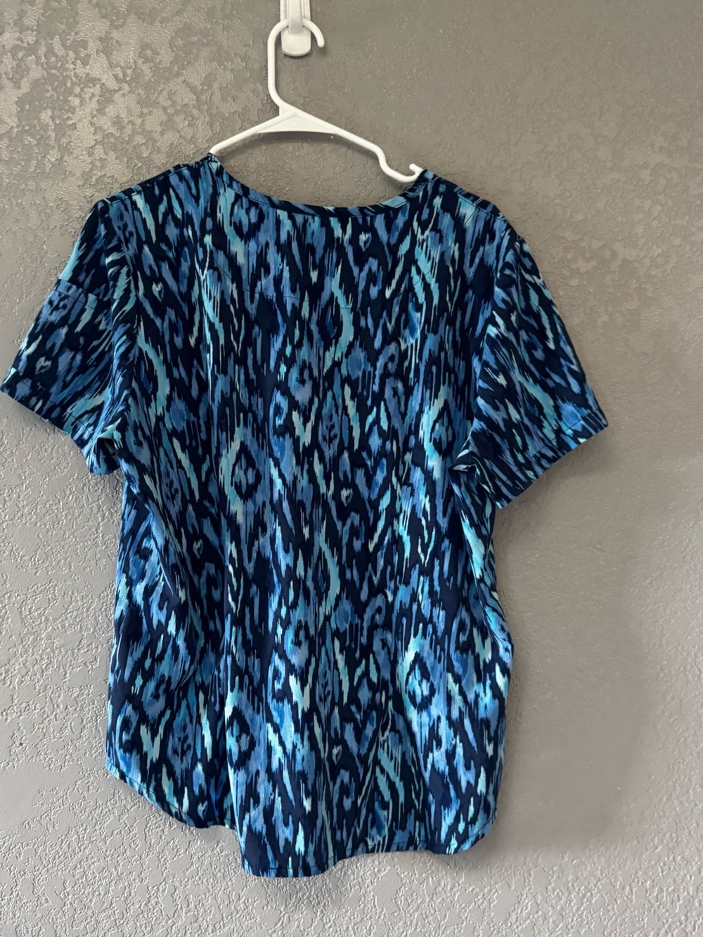 [173] Women's Blue Pattern V-Neck Scrub Top - Picture 2 of 2